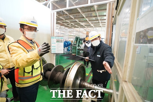 나희승 코레일 사장(사진 앞쪽)이 지난 18일 부산철도차량정비단에서 KTX의 바퀴 교체 작업을 점검하고 있다. / 코레일 제공
