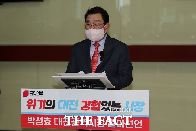 박성효 전 대전시장이 24일 대전시의회 로비에서 대전시장 출마를 선언하고 있다. / 대전 = 김성서 기자