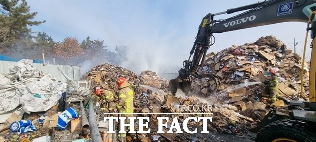 서산 한 고물상에서 불이나 소방서 추산 9900만원의 재산 피해가 발생했다. / 서산소방서 제공