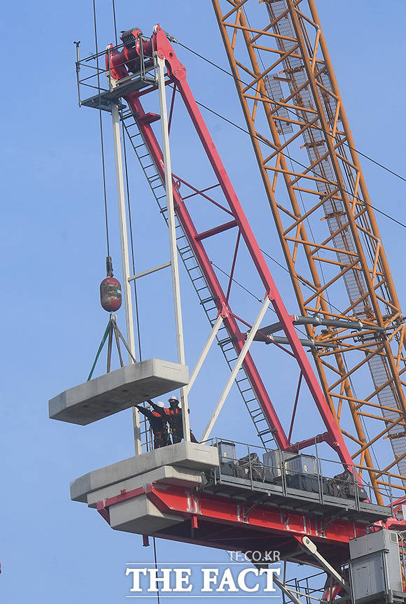 [더팩트ㅣ광주=이동률 기자] 21일 오후 광주광역시 서구 화정동 HDC현대산업개발 아이파크 아파트 신축공사 붕괴사고 현장에서 공사 관계자들이 타워크레인 철거를 위해 27톤 무게추를 해체하고 있다. 붕괴 사고 11일째에 접어든 이날 사고수습통합대책본부는 1천200t급 대형 크레인 2대를 이용해 201동 외벽에 설치된 타워크레인을 해체한다고 밝혔다. 해체는 27톤 무게추를 우선 해체한 다음 크레인 팔과 조종실 순서로 진행할 방침이다. 기울어진 타워크레인 상단부를 해체하게 되면 중요한 위험 요인 중 하나가 줄어들어 이르면 다음 주 초부터 건물 상층부에 대한 정밀 수색이 가능할 전망이다.