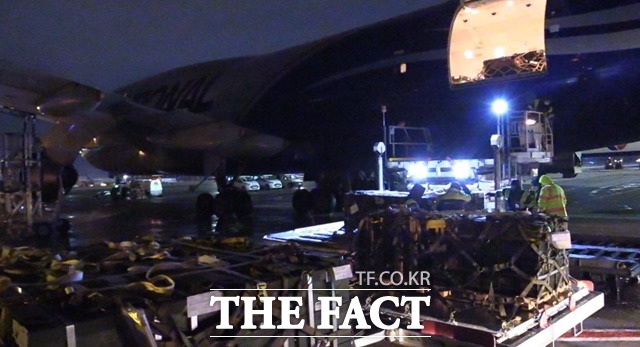 우크라이나에 도착한 수송기에서 군수물자가 하역되고 있다./올렉시 레즈니코포프 우크라이나 국방장관 트위터