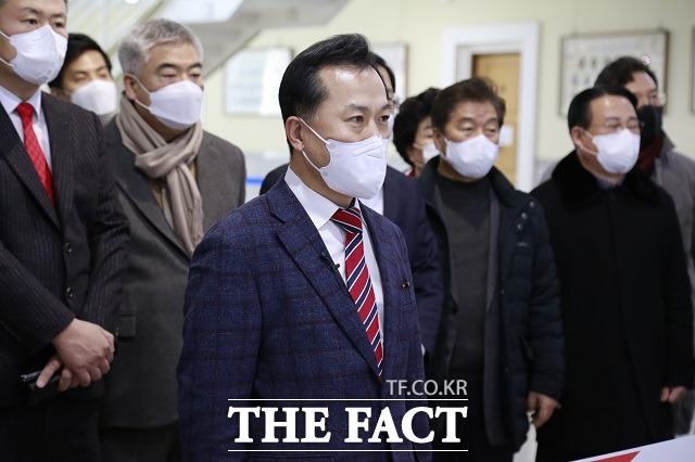 김문영 국민의힘 유성을 당협위원장이 24일 대전시의회 로비에서 대전 유성구청장 출마를 선언하고 있다. / 대전 = 김성서 기자