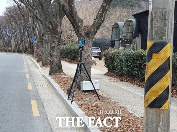 24일 대구시 동구 파계로 도로변에서 경찰이 숨어서 과속 단속을 하고 있다