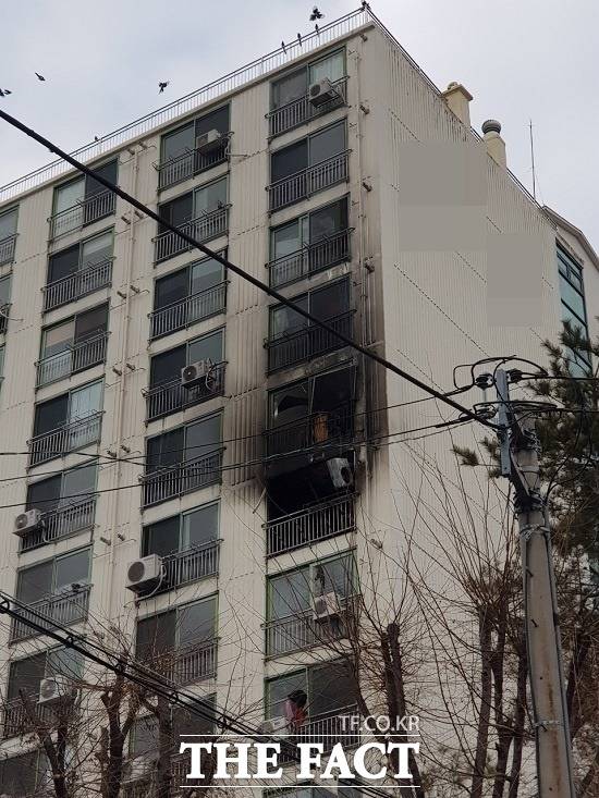 화재가 발생한 대전 대덕구 아파트 외부 모습. / 대전소방본부 제공