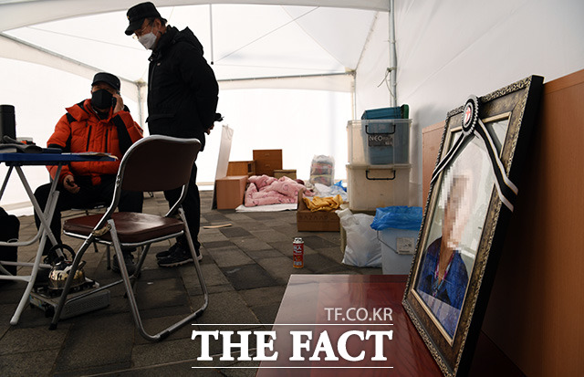코로나19 진상규명 시민연대가 코로나19와 백신접종으로 사망한 이들을 추모하는 합동분향소를 설치한 24일 오전 서울 시청 건너편 거리에 분향소가 차려질 텐트가 설치돼있다./임영무 기자