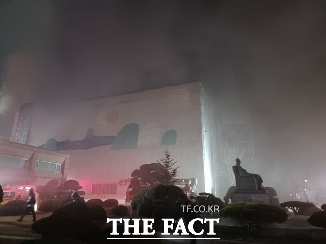 효성티앤씨 울산공장 화재가 13시간 여만에 큰 불길이 잡혔다.소방당국은 소방력을 총동원하고 대용량 방사포 시스템으로 불길을 잡았고, 다른 건물로의 연소 확대를 막았다고 밝혔다./울산소방본부 제공