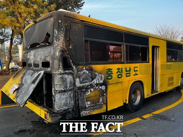 충남 아산 한 버스에서 불이나 소방서 추산 550만 원의 재산 피해가 발생했다. / 아산소방서 제공