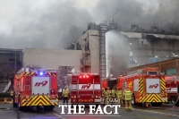  효성티앤씨 울산공장서 불..12시간째 진화작업 중, 2명 부상