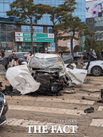  포항 도심 대로에서 4중 추돌사고..  신호기 등 파손[TF사진관]