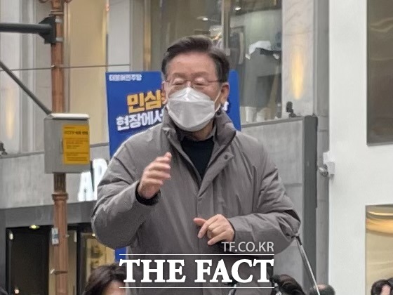 이재명 더불어민주당 대선 후보가 25일 의정부시 행복로에서 유세를 펼치고 있다./의정부=박민준 기자