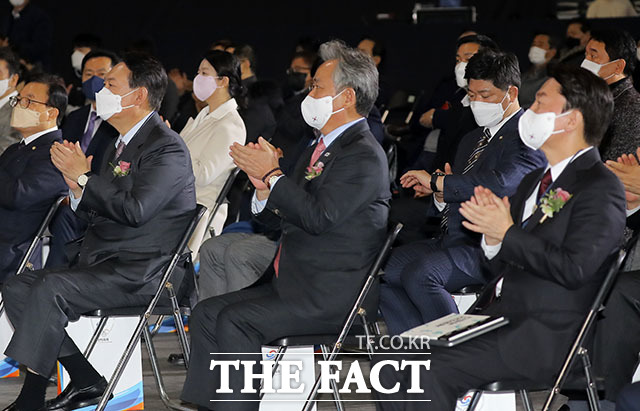 윤석열 후보와 안철수 국민의당 대선 후보가 참석해 박수를 치고 있다.