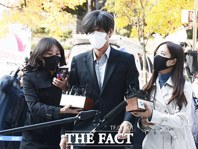 대장동 개발 의혹 천화동인 4호 소유주인 남욱 변호사가 지난해 11월3일 오후 서울 서초구 서울중앙지방법원에서 열린 구속영장실질심사에 출석하고 있다.  /이새롬 기자