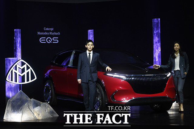 메르세데스-벤츠코리아가 25일 서울 서초구 세빛섬에서 브랜드 최초 순수 전기차 콘셉트 메르세데스-마이바흐 EQS를 국내 최초 공개한 가운데 모델들이 차량을 소개하고 있다. /남용희 기자