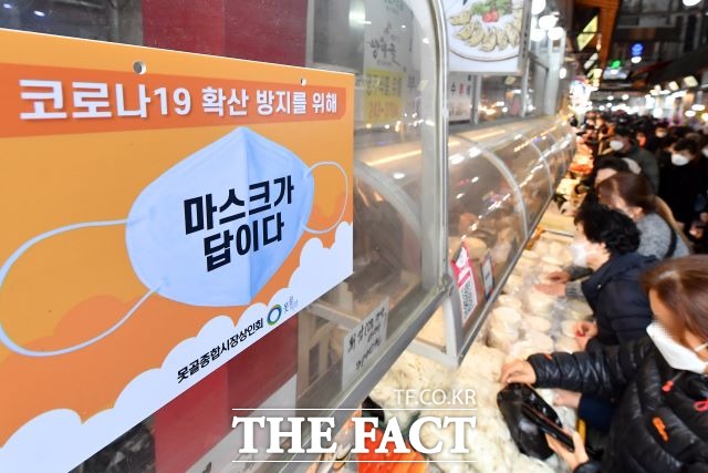 명절을 앞두고 수원시내 한 전통시장에서 시민들이 활발하게 장을 보고 있는 모습./ 수원시 제공