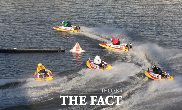 지난 20일 10경주에서 아웃코스인 6번 손동민 선수가 휘감아찌르기로 1주1턴에서 선두로 나서고 있다./경주사업총괄본부 제공