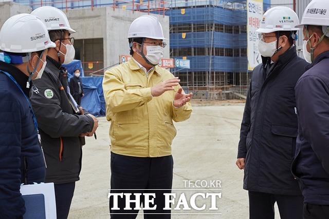 오세현 아산시장이 지난 24일 탕정과 용화동의 아파트 건설 현장을 찾아 안전점검을 실시했다. / 아산시 제공