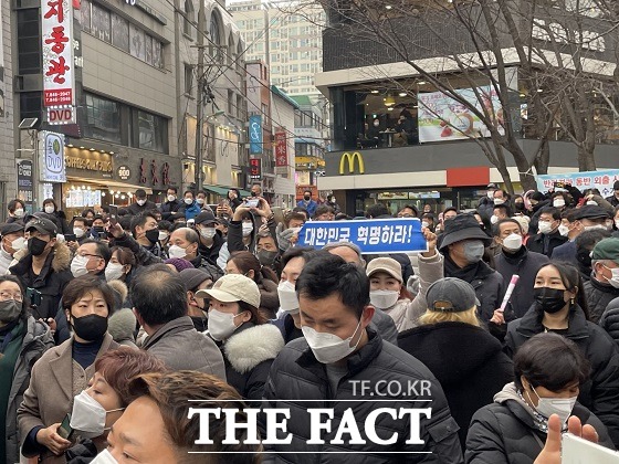 25일 이재명 대선 후보 유세장에 구름 인파가 의정부시 행복로를 가득 메웠다./의정부=박민준 기자