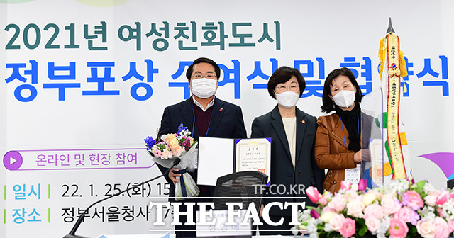정영애 여성가족부 장관(가운데)이 25일 오후 서울 종로구 정부서울청사에서 열린 2021년 여성친화도시 정부포상 수여식 및 협약식에서 대통령 표창을 수상한 오세현 아산시장과 기념사진을 찍고 있다./임영무 기자