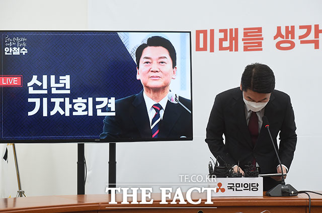 안철수 국민의당 대선 후보가 25일 오전 서울 여의도 국회에서 열린 신년 기자회견에서 인사를 하고 있다. /국회=남윤호 기자
