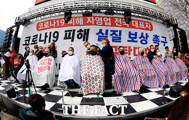 코로나피해자영업총연합(코자총) 회원들이 25일 오후 서울 여의도 국회의사당역 인근에서 열린 분노와 저항의 299인 릴레이 삭발식에서 삭발을 하고 있다. /이선화 기자