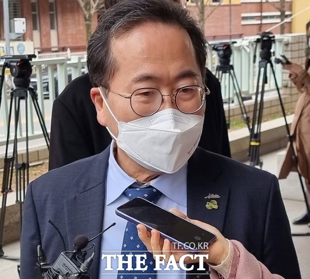 허석 순천시장이 2심인 항소심에서 1심에서의 징역 10개월 보다 형량이 낮아진 벌금 2000만원을 선고받았다. 허 시장이 벌금형을 받음으로써 오는 6월 지방선거에 출마해서 재선에 도전할 여지가 생겼다. /광주=유홍철 기자