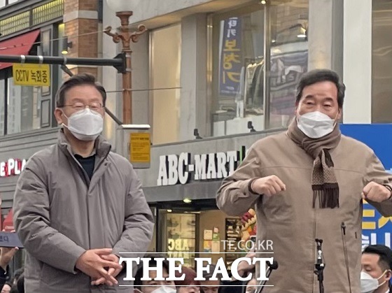 이낙연 전 더불어민주당 대표가 25일 의정부시 행복로에서 열린 이재명 대선 후보 유세 현장에서 이 후보가 대통령이 돼야 한다고 강조하며 원팀을 과시했다./의정부=박민준 기자