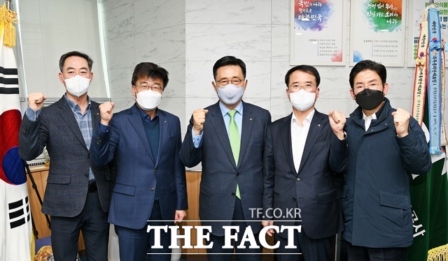 aT 김춘진 사장(왼쪽에서 세 번째)이 최선식 농협경제지주 도매유통본부장(오른쪽 두 번째)을 만나 김치산업 발전을 논의했다. / aT제공