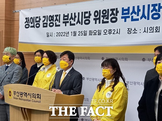 김영진 정의당 부산시당 위원장은 25일 오후 2시 부산시의회 브리핑룸에서 부산시장 출마 기자회견을 갖고 소멸하지 않는 도시 부산을 만들겠다고 밝혔다./부산=조탁만 기자.