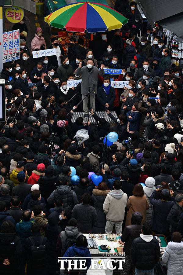구리 시민들이 모인 가운데 연설하며 지지 호소하는 이재명 후보의 모습.