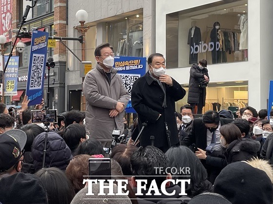 문희상 전 국회의장이 25일 의정부시 행복로에서 열린 이재명 후보 유세 현장에서 이 후보에 대한 지지를 호소하고 있다./의정부=박민준 기자
