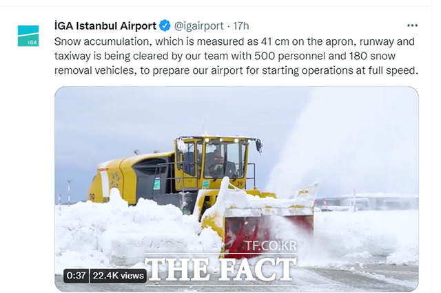 이스탄불 공항은 25일(현시시각) 에이프런과 활주로 등에 41㎝ 가량 쌓인 눈을 500여 명의 인력과 180여 대의 제설차량이 치우고 있다고 밝혔다. /이스탄불 공항 트위터 캡처