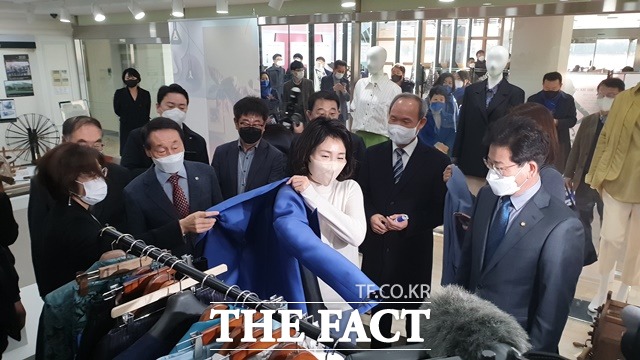 더불어민주당 이재명 대선후보 배우자 김혜경씨가 26일 경남 진주시 문산읍 소재 한국실크연구원을 찾아 실크자킷을 입어 보고 있다./진주=이경구 기자