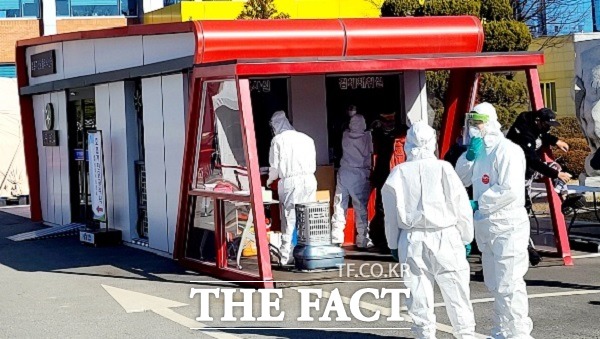 의료진이 코로나19 검체 채취를 위해 분주히 움직이고 있다. 선별진료소 모습. / 더팩트DB