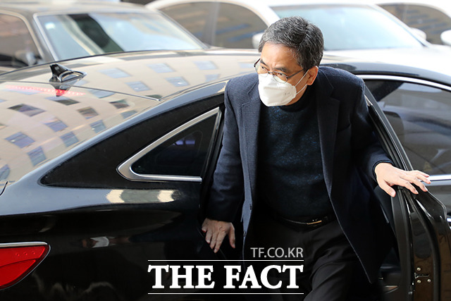 50억 클럽 의혹을 받는 곽상도 전 국민의힘 의원의 구속영장 실질심사가 내달로 연기됐다./이동률 기자