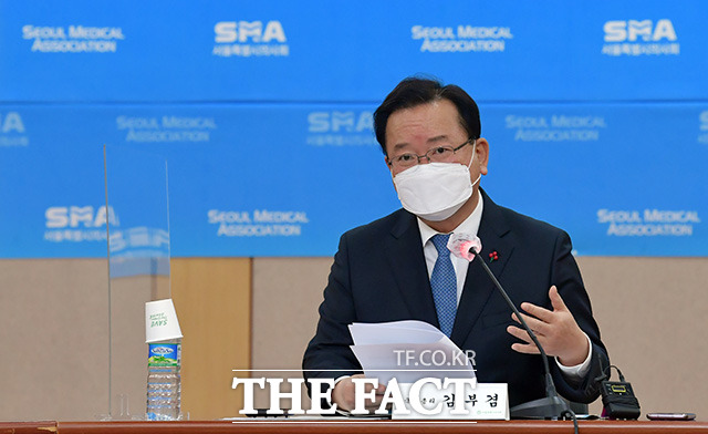 김부겸 국무총리가 26일 오전 서울 영등포 서울시의사회에서 열린 동네 병·의원 중심 의료대응 현장 간담회에 참석해 모두발언을 하고 있다./임영무 기자
