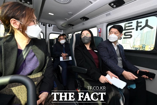 이한규 행정2부지사(맨 우측)가 26일 파주시 운정 신도시에서 시범 운영중인 경기도형 DRT(수요응답형 버스)에 탑승해 운영상태를 점검하고 있다. /경기도 제공