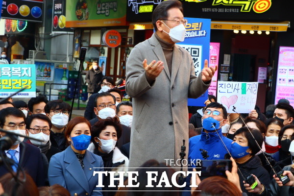 26일 이재명 더불어민주당 20대 대통령 후보가 경기 광명 철산로데오거리에서 연설하고있다/광명=이상묵 기자