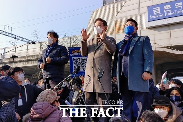 이재명 더불어민주당 대선 후보는 26일 파주시 금촌역을 찾아 경기북부의 희생에 대해 국가가 보전 보상해 줘야 한다며 공정하게 앞으로는 국가적 희생에 상응하는 보상을 하겠다고 밝혔다./안순혁 기자