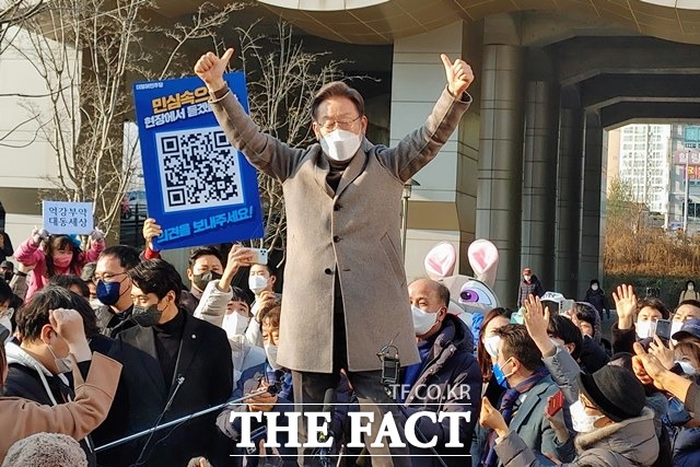 시민들 환호에 답하는 이재명 더불어민주당 대선 후보/안순혁 기자