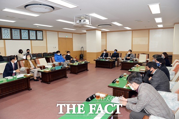 광양시의회와 여수광양항만공사가 여수세계박람회장 공공개발 추진에 관한 간담회를 갖고 있다. 시의회는 공공개발에 여수광양항만공사가 나서는 것에 반대하고 있고 항만공사측은 공공개발을 기정사실로 받아들이는 분위기여서 다소간의 갈등이 예상된다. /광양시의회 제공