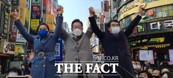 임오경 국회의원 , 이재명 후보, 양기대 국회의원(왼쪽부터)시민들의 연호에 손을 흔들어 답하고있다/광명=이상묵 기자