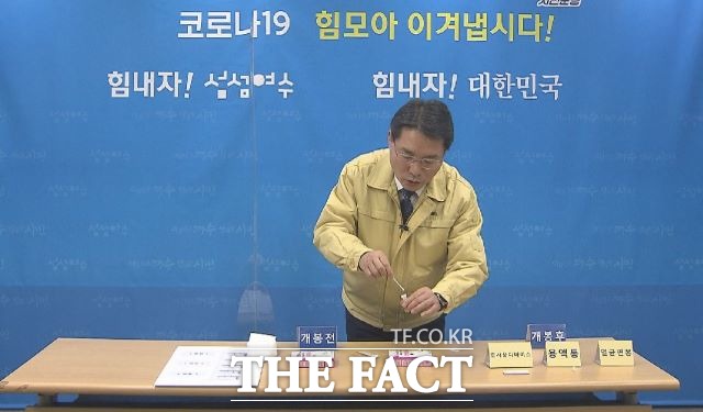 권오봉 여수시장이 26일부터 설 명절이 끝나는 2월 2일까지 ‘긴급 이동멈춤’ 시행을 알린뒤 직접 코로나19 자가검사를 시행하고 있다. /여수시 제공