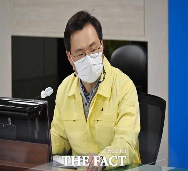 하병필 경남도지사 권한대행이 26일 재난안전대책본부 영상회의를 통해 오미크론 변이 우세화에 대응해 치료체계와 방역체계를 전환해야 할 시점이라고 말했다./경남도 제공