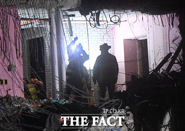 광주시 신축 아파트 붕괴사고 현장에서 야간 수색작업을 하고 있다. 사진=이동률 기자