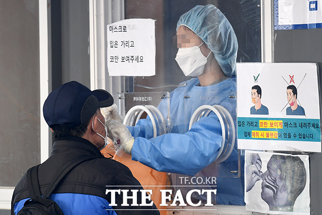 24일 서울 중구 서울역 광장 임시선별검사소에서 한 시민이 코로나19 검사를 받고 있다. /남용희 기자