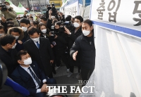  난감한 송영길, 광주 아파트 붕괴 피해가족들에게 '문전박대' [TF사진관]