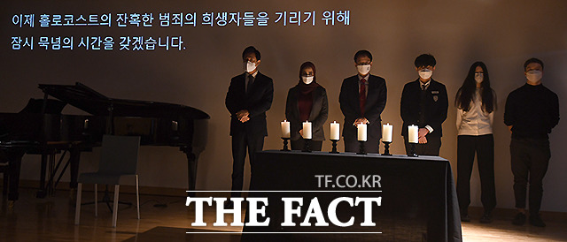 오세훈 서울시장(왼쪽)을 비롯한 참석자들이 희생자들을 추모하며 촛불을 밝힌 뒤 묵념하고 있다.
