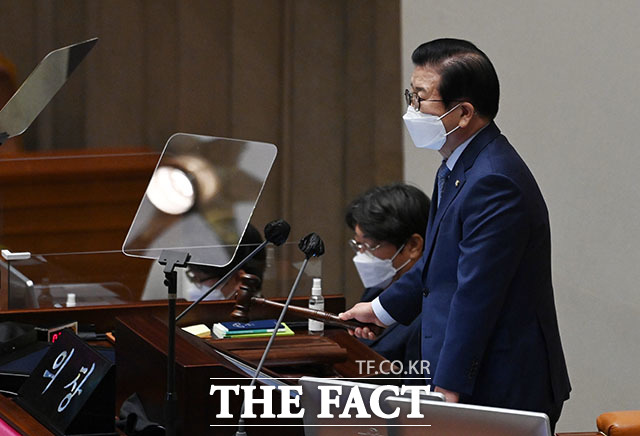 의사봉 두드리는 박병석 국회의장.