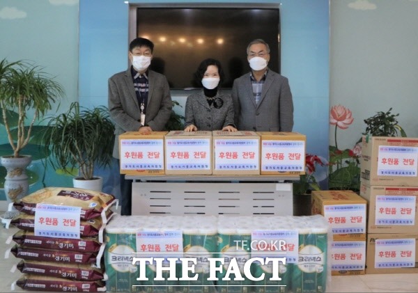 경기도시흥교육지원청이 27일 설을 맞아 관내 청소년쉼터 2곳의 청소년들에게 생필품 및 격려와 응원의 메시지를 전달했다./경기도시흥교육지원청