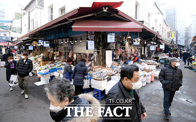 설 연휴를 이틀 앞둔 27일 오후 서울 중구 남대문시장을 찾은 시민들이 제사용품을 구매하고 있다. /이선화 기자